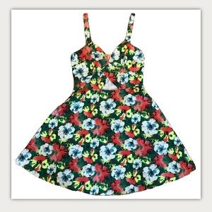 Love Riche Bright Floral Keyhole Dress S NWT